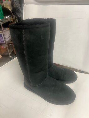 UGG Woman’s Classic Tall ll boot black size W9